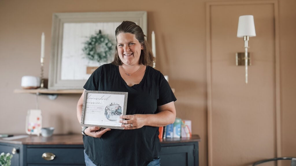 homeschool tips - mom holding mission statemnt